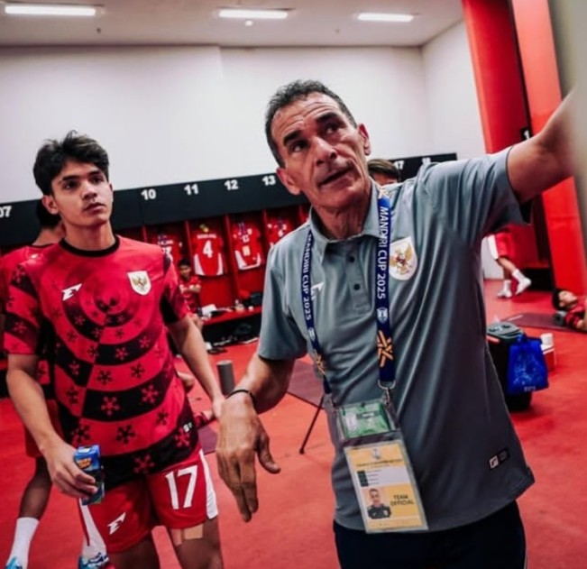 Momen pelatih Timnas U-23, Gerald Vanenburg saat memberikan arahan ke pemainnya. [Instagram]